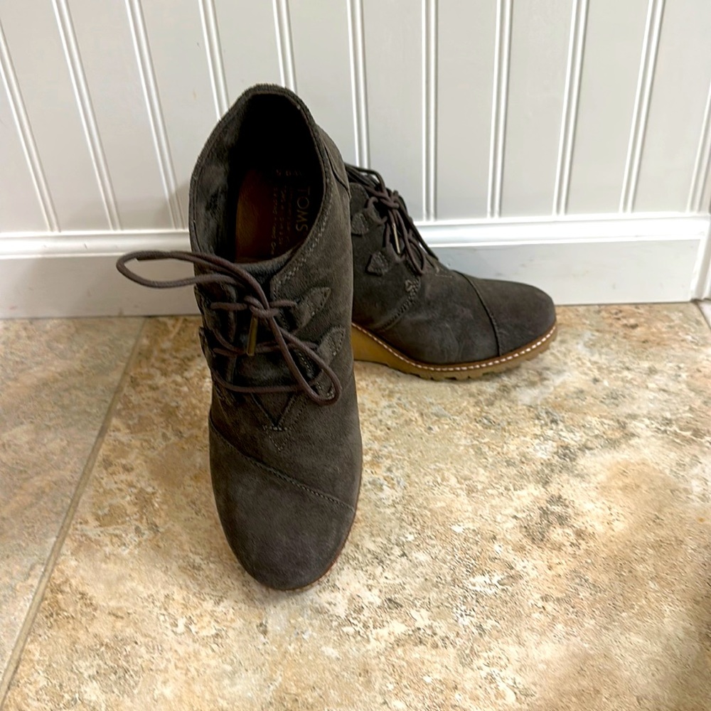 Toms Desert Wedge/Tarmac Olive Suede with Faux Crepe Wedge Sz 9.5